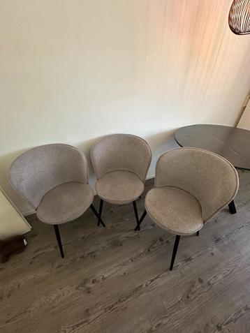 3 grijze eetkamer stoelen