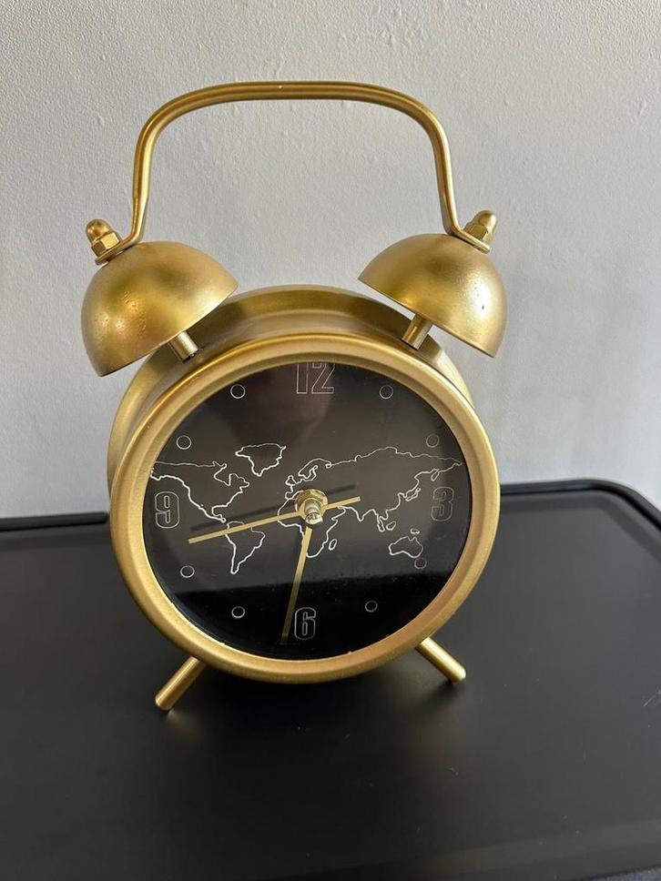 Gouden Tafelklok met Wereldkaart Design, Huis en Inrichting, Woonaccessoires | Klokken, Zo goed als nieuw, Wekker of Tafelklok