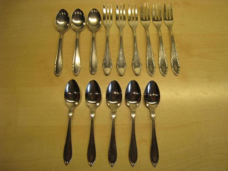Set van 6 taartvorkjes en 8 koffielepels. In perfekte staat!, Huis en Inrichting, Keuken | Bestek, Gebruikt, Rvs of Chroom, Ophalen of Verzenden