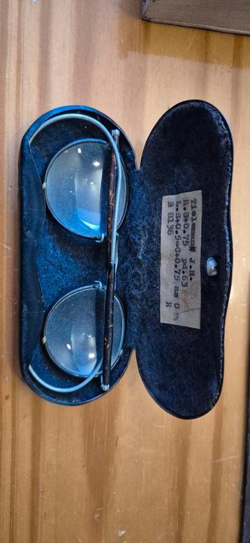 Oude bril beschikbaar voor biedingen