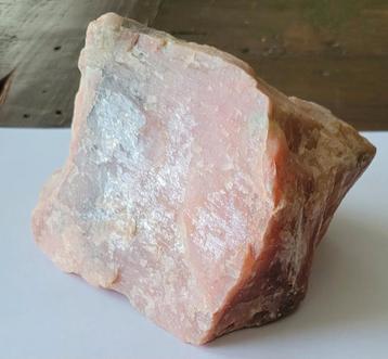 Brok Roze Kwarts 1,4KG uit 1970
BxHxD 12x9x10cm beschikbaar voor biedingen