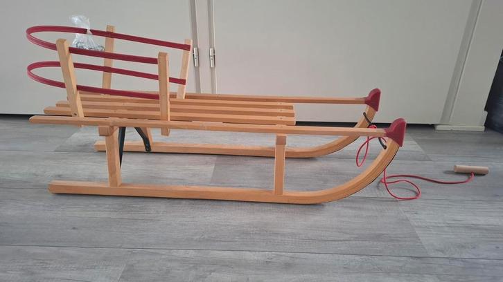 Mooie houten kinderslee met rugleuning, Kinderen en Baby's, Speelgoed | Buiten | Sleeën, Zo goed als nieuw, Rugleuning, Ophalen