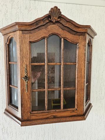Antiek muurkastje met glas beschikbaar voor biedingen
