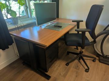 Super stevig stalen bureau met houten blad en ladenkastje
