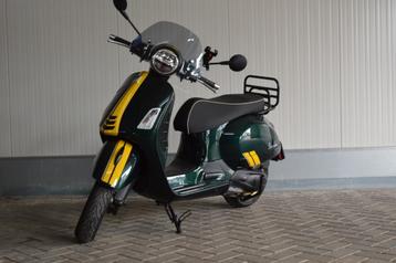 Vespa GTS Super 300CC | Weinig kilometers | Akrapovic  beschikbaar voor biedingen