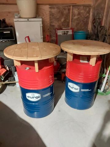 Statafel 2 st. Olievat met houten blad. beschikbaar voor biedingen