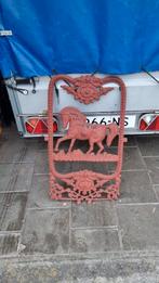 Gietijzeren raamvoorzet met paard in de menie, Ophalen