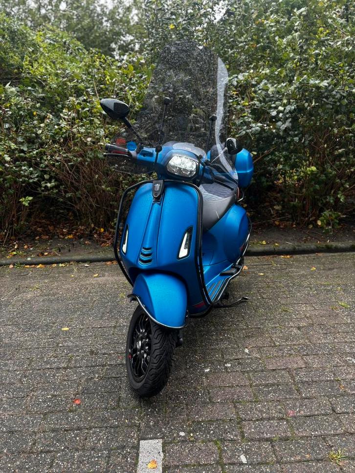 Vespa Sprint🔹 - Blue Vivace  (2022) - Custom Smoked Edition, Fietsen en Brommers, Scooters | Vespa, Zo goed als nieuw, Benzine