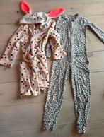 Onesie pyjsma en fleece ochtendjas badjas 122-128, Kinderen en Baby's, Kinderkleding | Maat 122, Ophalen of Verzenden, Zo goed als nieuw