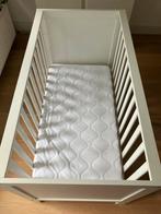 Mooie witte ledikant met matras en Aerosleep, Kinderen en Baby's, Babywiegjes en Ledikanten, Ophalen, Zo goed als nieuw, Ledikant