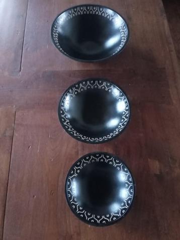 3 sierlijke houten schalen  beschikbaar voor biedingen