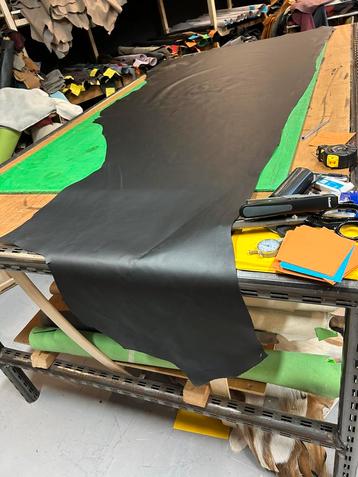 Zwarte kleur leer lap 1.1 mm dikte soepel en glad A-48 beschikbaar voor biedingen