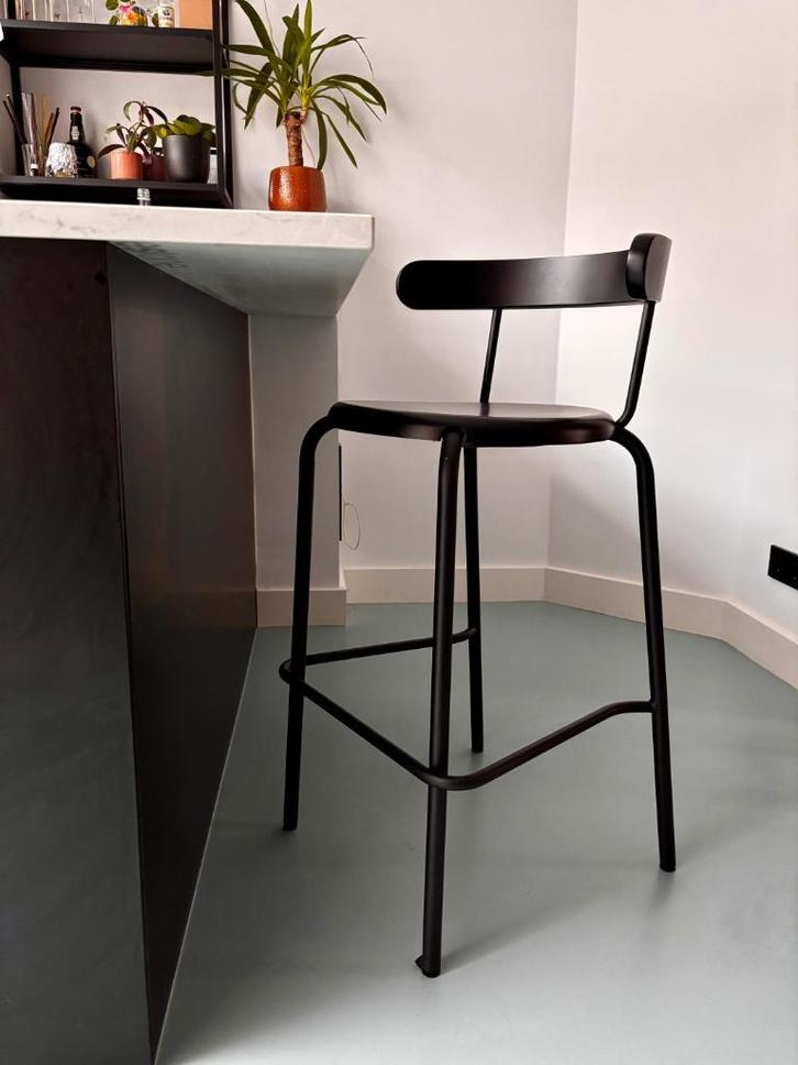Zwarte Ikea barkruk Yngvar zgan, Huis en Inrichting, Barkrukken, Zo goed als nieuw, 90 cm of meer, Hout, Metaal, 1 kruk, Met voetsteun