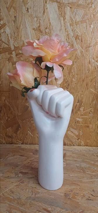 DOIY Vaas vuist girlpower, Huis en Inrichting, Woonaccessoires | Vazen, Nieuw, Overige kleuren, Minder dan 50 cm, Aardewerk of Porselein
