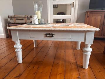 Sfeervolle vintage salontafel met een stoere look beschikbaar voor biedingen
