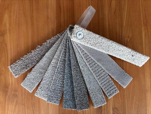 Bunch met staaltjes tapijt / vloerbedekking - grijs, Huis en Inrichting, Stoffering | Tapijten en Kleden, Zo goed als nieuw, Minder dan 50 cm