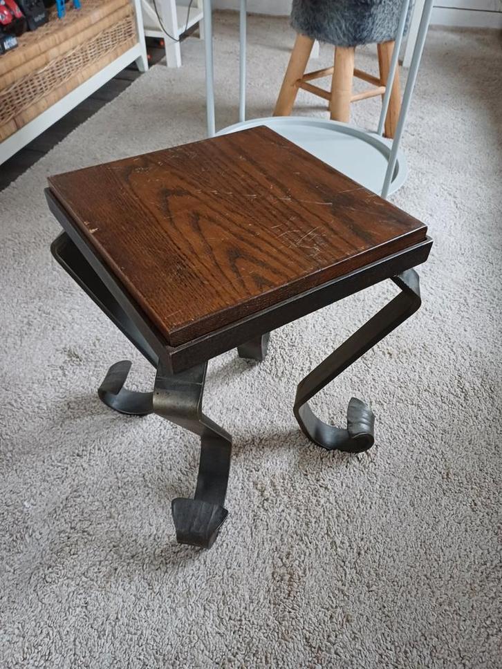 Uniek bijzettafeltje met gietijzeren frame, Huis en Inrichting, Tafels | Bijzettafels, Gebruikt, Vierkant, Minder dan 45 cm, Minder dan 55 cm