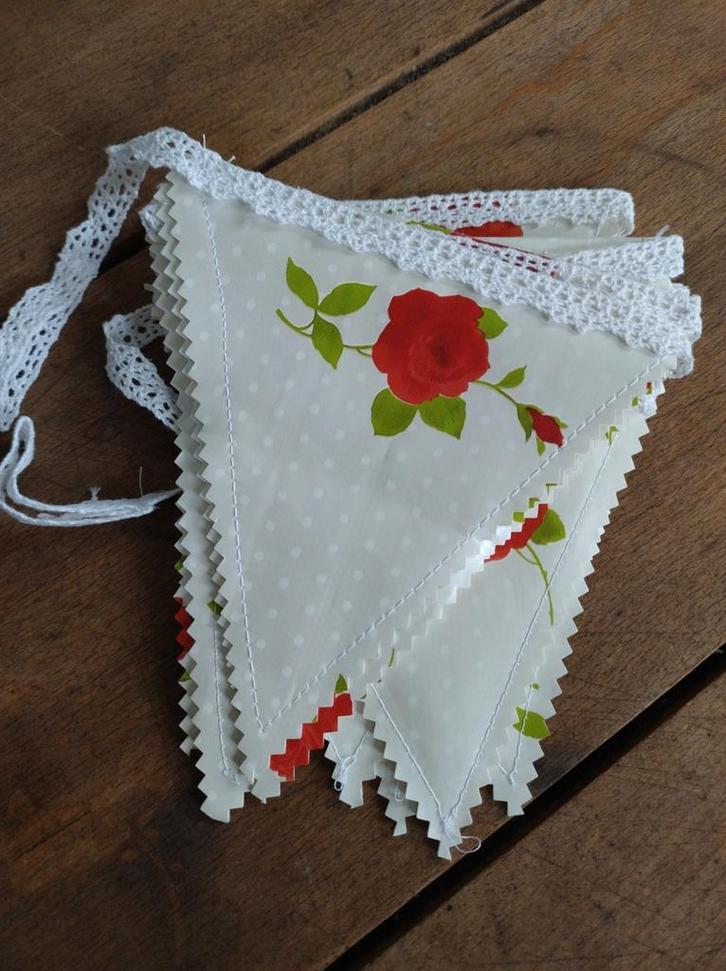 🌹 Vlaggetjes met roosjes, Hobby en Vrije tijd, Feestartikelen, Nieuw, Versiering, Ophalen of Verzenden