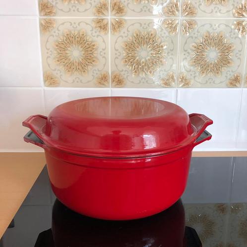 Gietijzeren braadpan rond 24 cm kersenrood, Huis en Inrichting, Keuken | Potten en Pannen, Zo goed als nieuw, Koekenpan of Braadpan