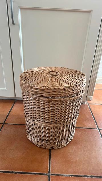 Rieten vintage mand beschikbaar voor biedingen