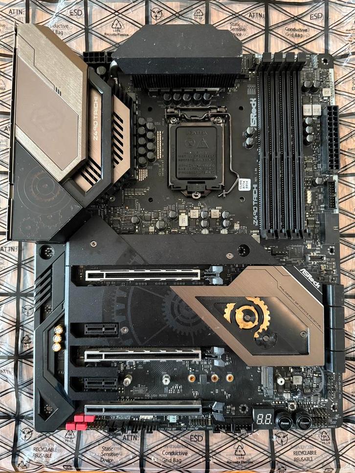 Z490 Taichi ~Lees omschrijving, Computers en Software, Moederborden, Ophalen of Verzenden