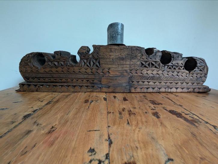 Oude Houten Kandelaar met Snijwerk, Huis en Inrichting, Woonaccessoires | Kandelaars en Kaarsen, Gebruikt, Kandelaar, Minder dan 25 cm