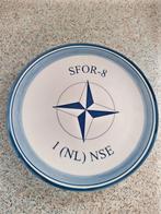 SFOR-8 1(NL)NSE militair Delfts blauw leger gedenkbord, Ophalen of Verzenden, Landmacht, Nederland, Overige typen