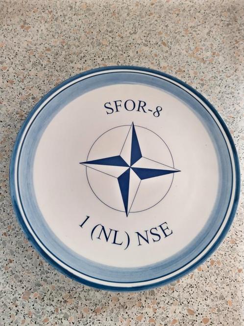 SFOR-8 1(NL)NSE militair Delfts blauw leger gedenkbord, Verzamelen, Militaria | Algemeen, Landmacht, Overige typen, Nederland