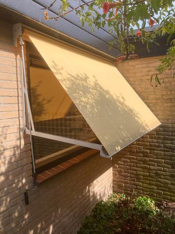 Uitvalscherm - <250cm breed, <150cm uitval beschikbaar voor biedingen