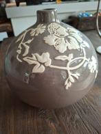 Taupe vaas met bloemmotief, Overige kleuren, Aardewerk of Porselein, Ophalen of Verzenden, Zo goed als nieuw