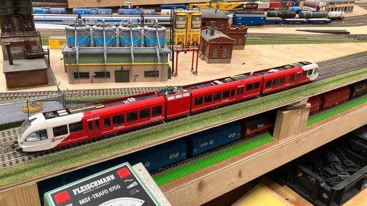 Piko GTW Ariva Merwedelingelijn 3 delig digitaal rood/wit, Hobby en Vrije tijd, Modeltreinen | H0, Zo goed als nieuw, Locomotief