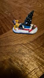 Lemax tegen boom geskied, Diversen, Kerst, Ophalen of Verzenden, Zo goed als nieuw