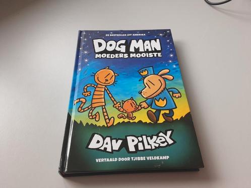 Dav Pilkey - Dog Man: Moeders mooiste, Boeken, Kinderboeken | Jeugd | onder 10 jaar, Zo goed als nieuw, Ophalen