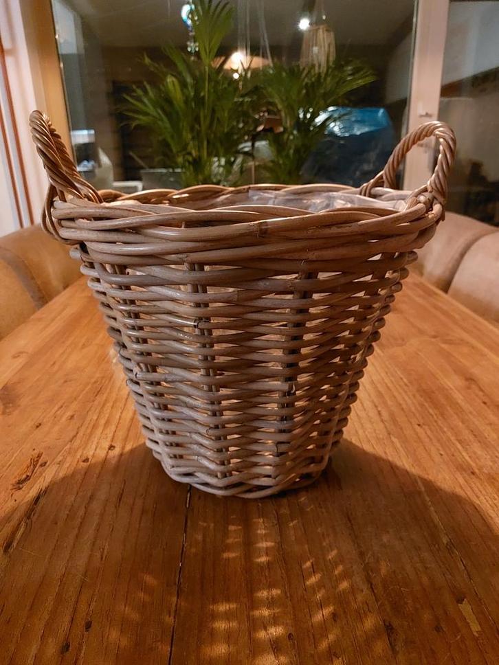Grote rieten manden, Huis en Inrichting, Woonaccessoires | Schalen en Manden, Zo goed als nieuw, Rond, Riet, Ophalen of Verzenden