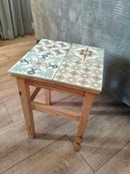Bijzettafeltje met mooie tegels, Huis en Inrichting, Tafels | Bijzettafels, Ophalen, Minder dan 45 cm, Minder dan 55 cm, Zo goed als nieuw