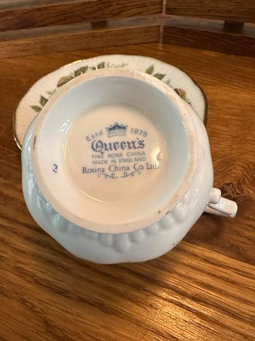 Queen's Rosina Aardbeien Theekopje en Schotel, Antiek en Kunst, Antiek | Porselein, Ophalen of Verzenden