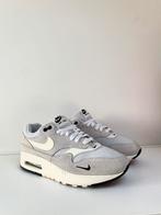 Nike Air Max 1 “Mini swoosh pure platinum” Maat 38,5, Gedragen, Ophalen of Verzenden, Wit, Sneakers of Gympen