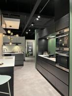 Mano Sera by Kvik Showmodel zwart eikenfineer, Huis en Inrichting, Keuken | Complete keukens, Nieuw, Greeploos, Dubbelwandige keuken