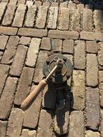 Oude hand lenspomp, Ophalen