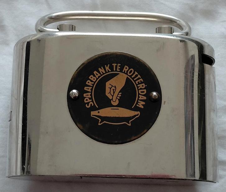 Vintage spaarpotten Spaarbank Rotterdam, Verzamelen, Spaarpotten, Gebruikt, Overige thema's, Metaal of Blik, Ophalen
