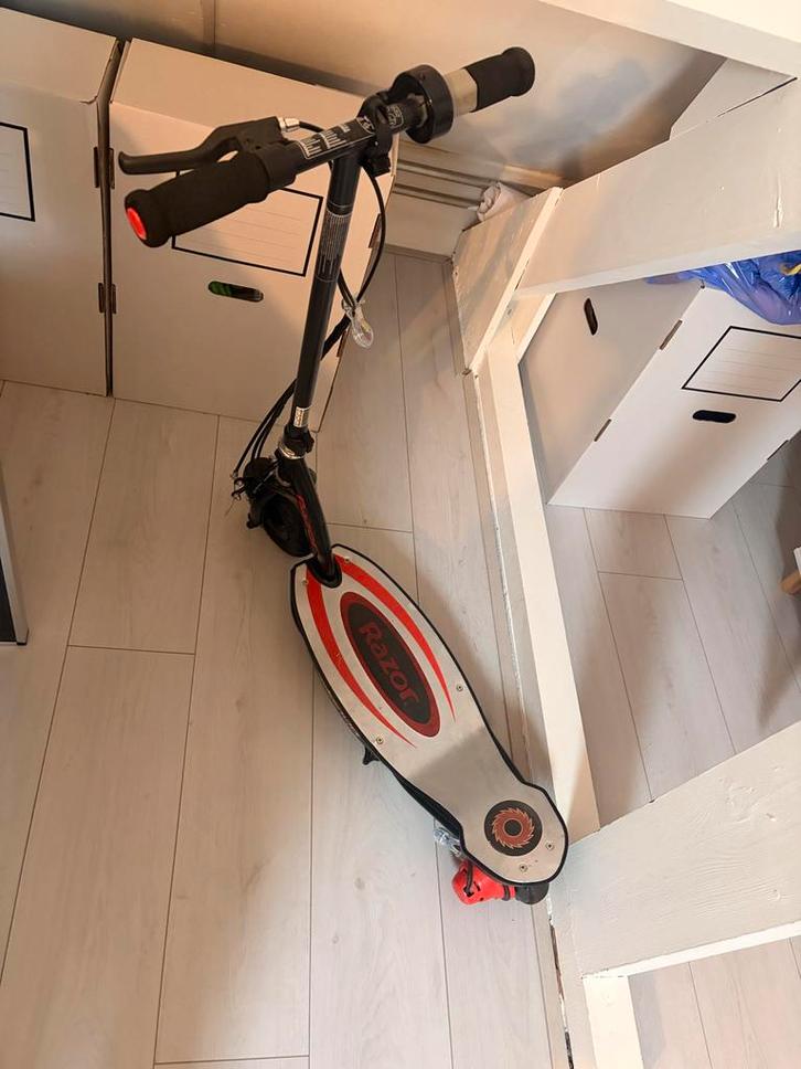 Razor E100 Elektrische Step - 24V, Fietsen en Brommers, Steps, Gebruikt, Elektrische step (E-scooter), Ophalen