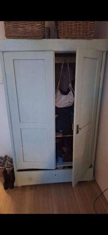 Gratis leuke kast, beetje opknapwerk nodig.