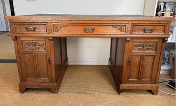 Antiek eiken bureau beschikbaar voor biedingen