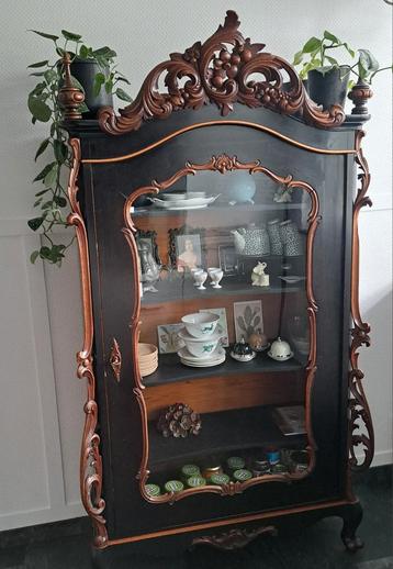Vintage Kuifkast. Met Mooie ornamenten  beschikbaar voor biedingen