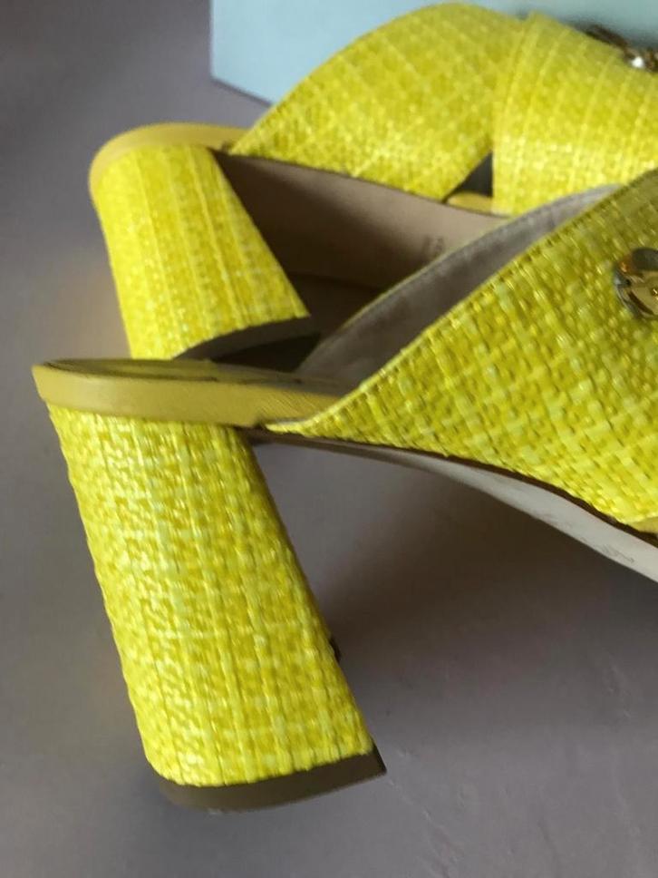 Gele Polly Plume sandalen met decoratieve stenen, Kleding | Dames, Schoenen, Zo goed als nieuw, Sandalen of Muiltjes, Geel, Ophalen of Verzenden