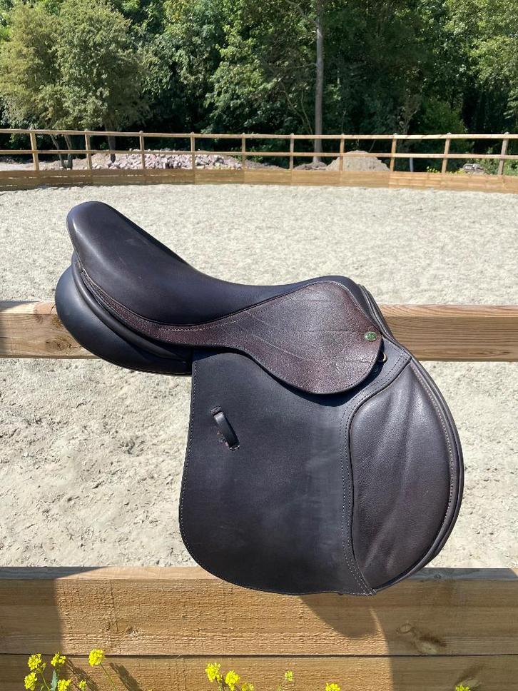 Bruin Hulsebos springzadel 17.5 inch, Dieren en Toebehoren, Paarden en Pony's | Zadels, Zo goed als nieuw, Springen, Ophalen of Verzenden