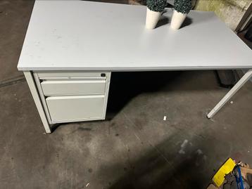 Bureau tafel met lades en slot beschikbaar voor biedingen