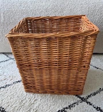 Hoge mand in nette staat beschikbaar voor biedingen