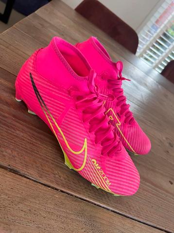 Roze nike mercurial voetbal schoenen beschikbaar voor biedingen