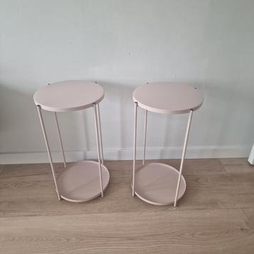 2x bijzettafels lichtroze beschikbaar voor biedingen